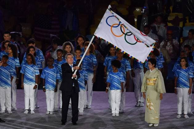 Rio 2016, Abschlussfeier IOC Praesident uebergibt Yuriko Koike (Buergermeisteribn von Tokio) die Olympissche Flagge. Schlussfeier,Closing Ceremony,Maracana Stadion am 21.08.2016. Olympische Sommerspiele 2016, vom 05.08. - 21.08.2016 in Rio de Janeiro Brasilien.