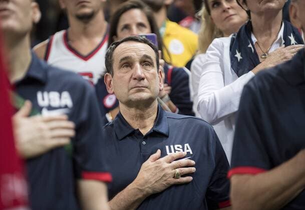 Trainer Coach KRZYZEWSKI Mike (USA) mit der Hand auf dem Herz, waehrend der Nationalhymne, Siegerehrung Basketball Finale der Maenner, Serbien (SRB) - USA 66:96, am 21.08.2016 Olympische Sommerspiele 2016, vom 05.08. - 21.08.2016 in Rio de Janeiro Brasilien.