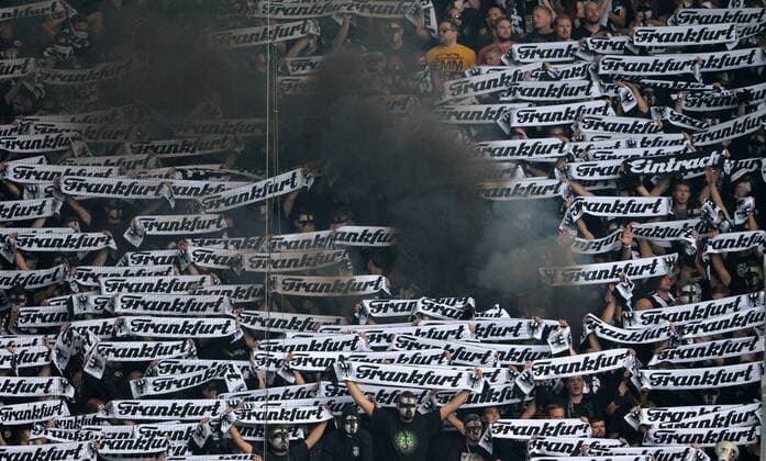 Frankfurter Fans mit Rauchbombe, Randale, Krawalle, Pyrotechik, Pyro, Ausschreitungen, Fussball, DFB Pokal, 1.Runde, 1.FC Magdeburg (MD) - Eintracht Frankfurt (F) 4:5 n.E., am 21.08.2016 in Magdeburg Deutschland. Â