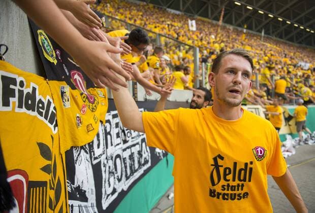 Fußball, DFB-Pokal, Saison 2016 2017, SG Dynamo Dresden. 1. Hauptrunde, SG Dynamo Dresden - RB Leipzig, Samstag (20.08.2016), DDV-Stadion, Dresden. Dresdens Marc Wachs bedankt sich nach dem Sieg bei den Fans. RM001