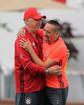 Themen der Woche - SPORT Bilder des Tages - SPORT 22.08.2015,FC Bayern Training, Saebener Strasse Muenchen, Fussball, im Bild: Gute Freunde Carlo Ancelotti (FCB) und Franck Ribery (FCB)