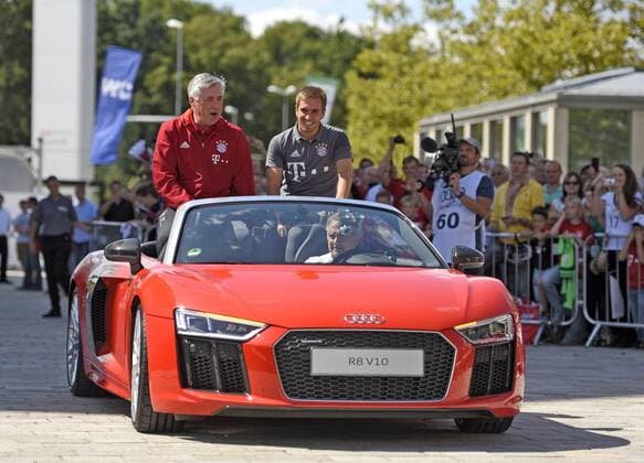 Bilder des Tages - SPORT 22.08.2016, Fussball 1.Liga 2016 2017, FC Bayern München, Fahrzeugübergabe der Dienstfahrzeuge aller Spieler bei der AUDI-AG in Ingolstadt. v.li: Trainer Carlo Ancelotti (FC Bayern München) und Philipp Lahm (FC Bayern München) kommen mit einem AUDI R8w10 zum Termin. 
