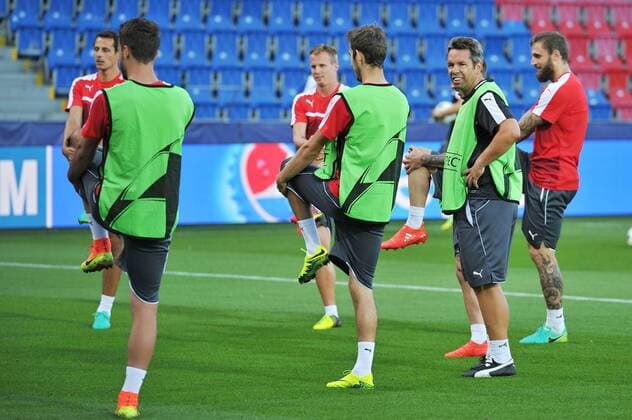 Assistant coach Pavel Horvath, second right, attends the practice session prior to the 4th qualifying round of football Champions League return match FC Viktoria Pilsen vs PFC Ludogorec Razgrad in Pilsen, Czech Republic, August 22, 2016. (CTKxPhoto PavelxNemecek) CTKPhotoP201608220740501  nmc5