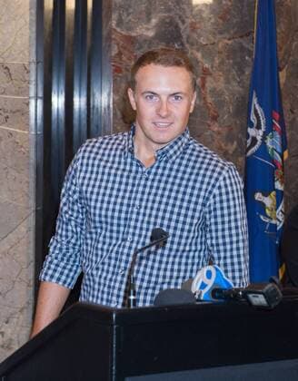 August 22, 2016 - New York, NY, USA - JORDAN SPIETH lights the Empire State Building to celebrate the PGA Golf Herren Tour s FedEx Cup, Monday, August, 22, 2016. Jordan Spieth Lights The Empire State Building - ZUMAb148