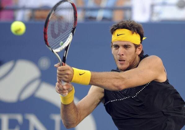 090915) -- NEW YORK, Sept. 15, 2009 -- Juan Martin Del Potro of Argentina returns the ball to Roger Federer of Switzerland during the men s singles final at the U.S. Open tennis tournament in New York, Sept. 14, 2009. Del Potro won 3-2... ) (hy) 21)U.S.-NEW YORK-TENNIS-US OPEN-MEN S SINGLES FINAL  - ZUMAx10_