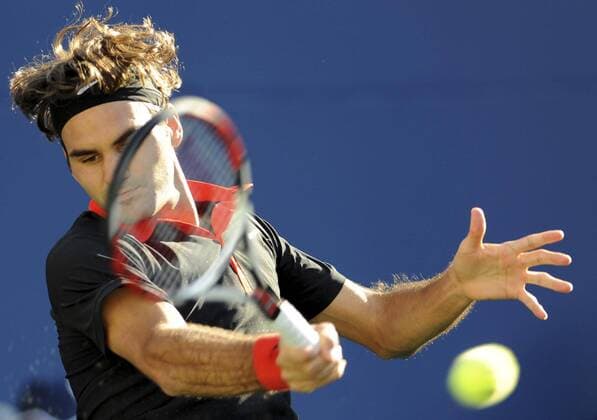 090915) -- NEW YORK, Sept. 15, 2009 -- Roger Federer of Switzerland returns the ball to Juan Martin Del Potro of Argentina during the men s singles final at the U.S. Open tennis tournament in New York, Sept. 14, 2009. Del Potro won 3-2... ) (hy) 15)U.S.-NEW YORK-TENNIS-US OPEN-MEN S SINGLES FINAL  - ZUMAx10_