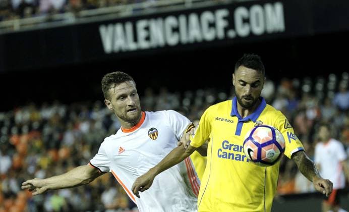 Fußball, UD Las Palmas gewinnt beim FC Valencia Valencia CF German defense Shkodran Mustafi (L) fights for the ball with UD Las Palmas Pedro Bigas during their Liga Sanander 1st journey match at Mestalla Stadium in Valencia, Valencian Community, Spain. EFE Manuel Burque VALENCIA CF VS. UD LAS PLAMAS !ACHTUNG: NUR REDAKTIONELLE NUTZUNG!  VAL001 20160823-636075083846622635