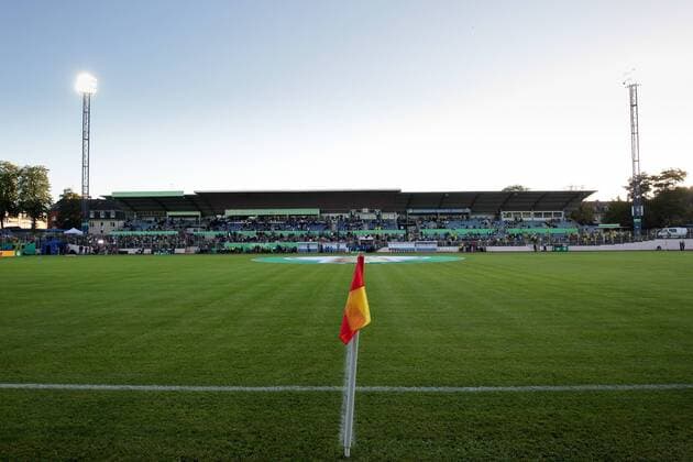 Fußball, Stadiongeschichte Eintracht Trier Blick auf die Haupttribuene, Moselstadion, Stadionbild Fussball, Deutschland, DFB-Pokal, 1. Hauptrunde, Saison 2016-2017 22.08.2016 SV Eintracht Trier 05 - Borussia Dortmund Moselstadion, Trier 