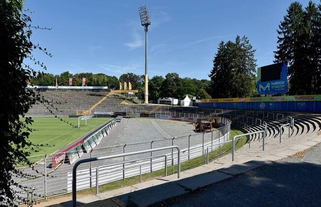 Fußball, Stadiongeschichte SV Darmstadt 98 23.08.2016, xfux, Fussball 1.Bundesliga, SV Darmstadt 98 Umbauarbeiten im Merck-Stadion am Boellenfalltor, emspor emonline, v.l. Im Ansicht, Uebersicht Merck-Stadion am Boellenfalltor finden Vermessungsarbeiten fuer den Bau der Stahlrohrtribuene in der Suedkurve statt Ansicht Uebersicht Bauarbeiten, Umbau, Baustelle, Arbeit, Vermessung Darmstadt
