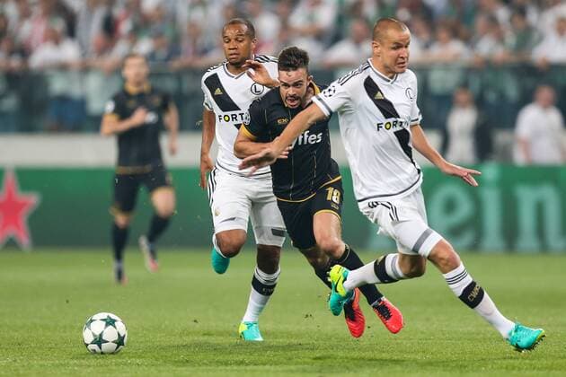 2016.8.23, Warszawa , UEFA Champions League , Legia Warsaw - Dundalk FC Legia Warszawa - Dundalk FC pictured: Robert Benson (Dundalk), Adam Hlousek (Legia), Vadis Odjidja (Legia) fot. TomaszxJastrzebowski Foto Olimpik NEWSPIX.PL --- Newspix.pl  20160823toja31
