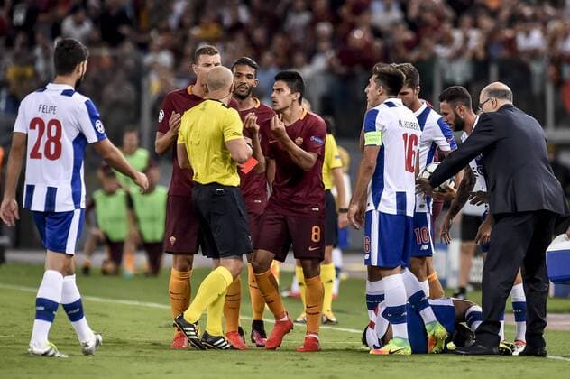 Bilder des Tages - SPORT August 23, 2016 - Rome, Italy - Players of roma protest the referee after Emerson Palmieri received the red card during the match between FC Porto v AS Rome UEFA Champions League playoff match in Rome, Italy, on August 23, 2016. AS Roma v Porto: UEFA Champions League  - ZUMAn230