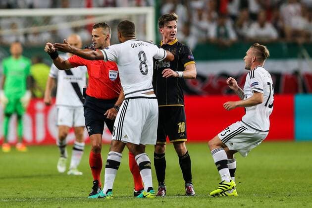 2016.8.23, Warszawa , UEFA Champions League , Legia Warsaw - Dundalk FC Legia Warszawa - Dundalk FC pictured: Ronan Finn (Dundalk), Vadis Odjidja (Legia), Thibault Moulin (Legia), sedziaSvein Oddvar Moen fot. TomaszxJastrzebowski Foto Olimpik NEWSPIX.PL --- Newspix.pl  20160823toja117