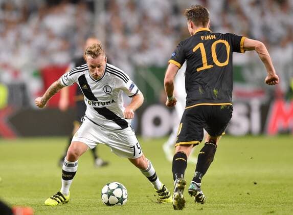 2016.08.23 Warszawa Qualification CL 2016 2017 Legia Warszawa - Dundalk FC - - Thibault Moulin, Ronan Finn Foto LukaszxLaskowski PressFocus 2016.08.23 Warszawa Football UEFA Champions League season 2016 2017 Play-offs second leg Legia Warszawa - Dundalk FC Thibault Moulin, Ronan Finn Credit: LukaszxLaskowski PressFocus NEWSPIX.PL --- Newspix.pl  20160823LUK0125