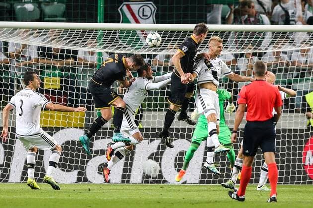 2016.8.23, Warszawa , UEFA Champions League , Legia Warsaw - Dundalk FC Legia Warszawa - Dundalk FC pictured: Andy Boyle (Dundalk), Tomasz Jodlowiec (Legia), Lukasz Broz (Legia), Thibault Moulin (Legia), Michal Pazdan (Legia) fot. TomaszxJastrzebowski Foto Olimpik NEWSPIX.PL --- Newspix.pl  20160823toja143