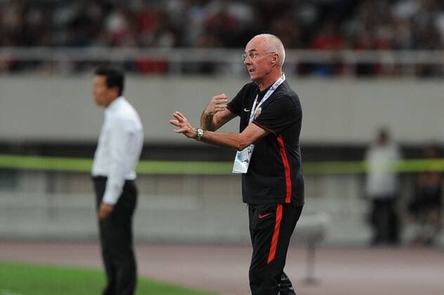 Head coach Sven-Goran Eriksson, front, of China s Shanghai SIPG gives instructions to his players to compete against South Korea s Jeonbuk Hyundai Motors during their first quarter-final match of the 2016 AFC Champions League in Shanghai, China, 23 August 2016. Injured Brazilian forward Hulk sat out again as his Shanghai SIPG side drew 0-0 at home to Jeonbuk Hyundai Motors in the Asian Champions League quarter-final first leg on Tuesday (23 August 2016). Former champions Al Ain were also held to a goalless stalemate by Uzbekistan s Lokomotiv in the sapping heat of the UAE in the West Asian leg of the tournament. The powerfully-built Hulk played just 21 minutes of football before being injured on his debut on July 11 after a high-profile 55 million euros ($61 million) transfer from Zenit St Petersburg. Hulkless, goalless Shanghai SIPG held by Jeonbuk  20160823_09143