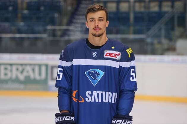 DEL, ERC Ingolstadt - Porträttermin DEL - Eishockey - ERC Ingolstadt - Saison 2016 2017 - Portraits Foto - Training - Fabio Wagner (ERC 5) DEL - ERC Ingolstadt - Saison 2015 2016 Portraits Foto - Training
