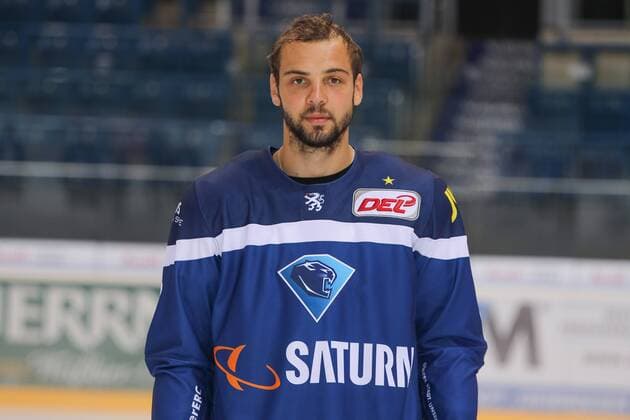 DEL, ERC Ingolstadt - Porträttermin DEL - Eishockey - ERC Ingolstadt - Saison 2016 2017 - Portraits Foto - Training - Thomas Oppenheimer (ERC 8) DEL - ERC Ingolstadt - Saison 2015 2016 Portraits Foto - Training
