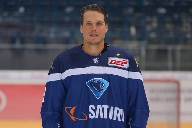 DEL, ERC Ingolstadt - Porträttermin DEL - Eishockey - ERC Ingolstadt - Saison 2016 2017 - Portraits Foto - Training - Danny Irmen (ERC 19) DEL - ERC Ingolstadt - Saison 2015 2016 Portraits Foto - Training