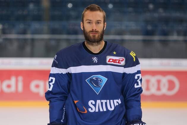 DEL, ERC Ingolstadt - Porträttermin DEL - Eishockey - ERC Ingolstadt - Saison 2016 2017 - Portraits Foto - Training - Petr Pohl (ERC 33) DEL - ERC Ingolstadt - Saison 2015 2016 Portraits Foto - Training