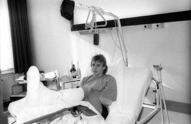 Jürgen Klinsmann (VfB Stuttgart) verletzt im Krankenhaus