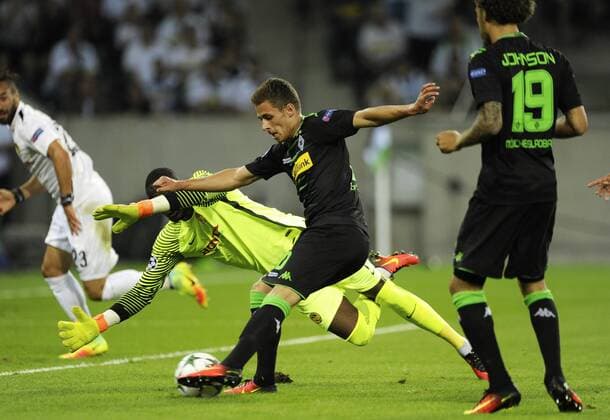 Bilder des Tages - SPORT Borussia Park Mönchengladbach, NRW, 24.8.2016, Champions League Qualifikation, 2016 17, Play-off, Rückspiel Borussia Mönchengladbach (Moenchengladbach, Gladbach) vs Young Boys Bern (SUI) ----- Thorgan Hazard (Gladbach) erzielt das Tor zum 1:0, Torhüter Yvon Mvogo streckt sich vergeblich
