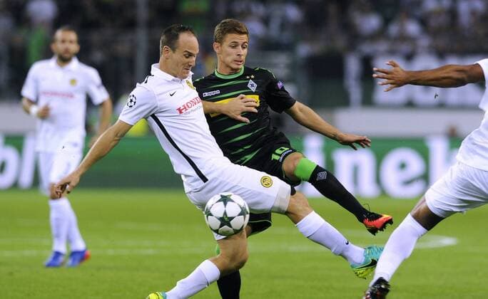Fussball, Qualifikation zur UEFA Champions League, Herren, Saison 2016 2017, Rückspiel, Borussia Park Mönchengladbach, Bor. Mönchengladbach, BMG (schwarz) - Young Boy Bern (weiss); Thorgan Hazard (Gladbach), Steve von Bergen (YBB), Aktion.