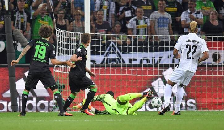 24.08.2016, Fussball, Saison 2016 2017, Champions League Qualifikation, Play-off, Borussia Moenchengladbach - Young Boys Bern, Thorgan Hazard (Borussia Moenchengladbach), 2. v.li., erzielt das Tor zum 1:0