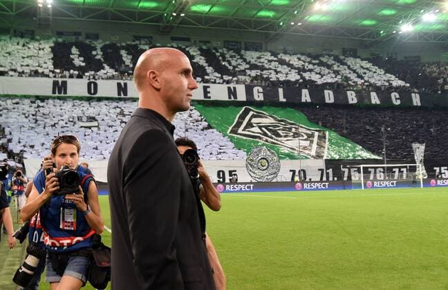 Championsleague Playoff Runde. Borussia Mönchengladbach - Young Boys Bern 24.08.2016. Trainer Andre Schubert (BMG). Im Hintergrund die Choreographie der Gladbacher Fans. HM