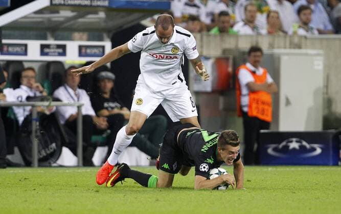 Patrick Herrmann of Moenchengladbach (R) challenges Jan Lecjaks of Bern during the championsleague qualification match between Borussia Moenchengladbach and BSC Young Boys, Borussiapark in Moenchengladbach on August 24., 2016. Borussia Mönchengladbach vs. Young Boys Bern in der Champions League Qualifikation der Saison 2016 2017 am 24.August 2016.