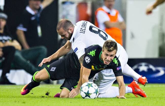 Fußball, CL Quali, Borussia Mönchengladbach - BSC Young Boys Mönchengladbach, 24.08.2016, Borussia Park Patrick Herrmann (BMG) im Duell VfL Borussia Mönchengladbach - Young Boys Bern mm