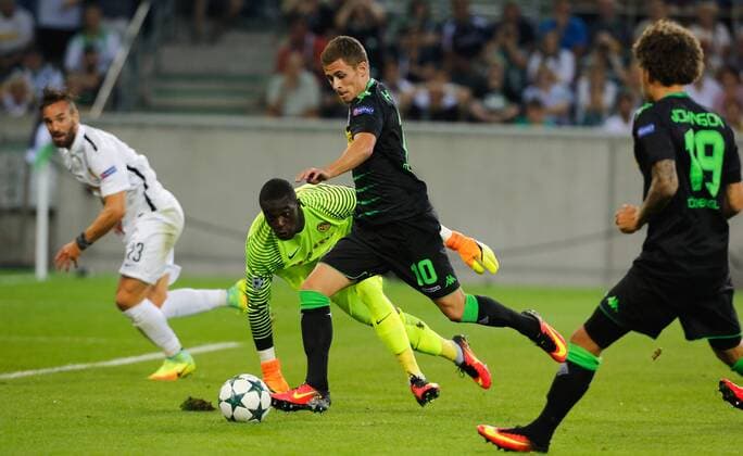 Moenchengladbach, Germany 24.08.2016, Champions League Qualifikation, Rueckspiel, Borussia MoenchenMoenchengladbach - Young Boys Bern, Thorgan Hazard (Moenchengladbach, M) schiesst zum 1-0 vor Torwart Yvon Mvogo (Bern) ein. ( DeFodi512