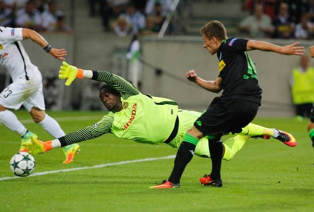 Moenchengladbach, Germany 24.08.2016, Champions League Qualifikation, Rueckspiel, Borussia MoenchenMoenchengladbach - Young Boys Bern, Thorgan Hazard (Moenchengladbach, M) schiesst zum 1-0 vor Torwart Yvon Mvogo (Bern) ein. ( DeFodi512