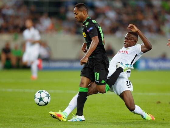 Moenchengladbach, Germany 24.08.2016, Champions League Qualifikation, Rueckspiel, Borussia MoenchenMoenchengladbach - Young Boys Bern, Zweikampf Raffael (Moenchengladbach, L) gegen Denis Zakaria (Bern). ( DeFodi512