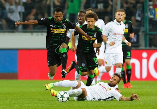 Moenchengladbach Germany 24.08.2016, Champions League Qualifikation, Rueckspiel, Borussia Moenchengladbach - Young Boys Bern, Zweikampf Raffael (Moenchengladbach L) gegen Scott Sutter (Bern). ( DeFodi512