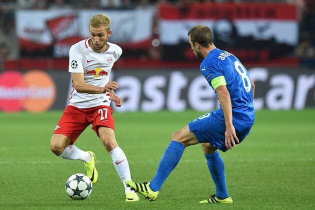 Fußball Champions League Qualifikation FC Red Bull Salzburg - GNK Dinamo Zagreb am 24.08.2016 in der Red Bull Arena in Salzburg Konrad Laimer ( Salzburg ), links - Domagoj Antolic ( Zagreb ), rechts xRx