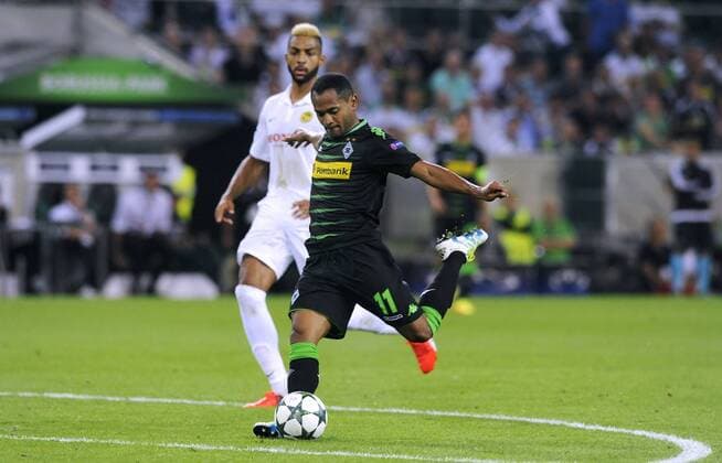 Fussball, Qualifikation zur UEFA Champions League, Herren, Saison 2016 2017, Rückspiel, Borussia Park Mönchengladbach, Bor. Mönchengladbach, BMG (schwarz) - Young Boy Bern (weiss); Raffael (Gladbach) erzielt das Tor zum 2:0 gegen Gregory Wüthrich (YBB), Aktion.
