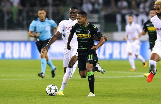 Fussball, Qualifikation zur UEFA Champions League, Herren, Saison 2016 2017, Rückspiel, Borussia Park Mönchengladbach, Bor. Mönchengladbach, BMG (schwarz) - Young Boy Bern (weiss); Raffael (Gladbach), Denis Zakaria (YBB), Aktion.