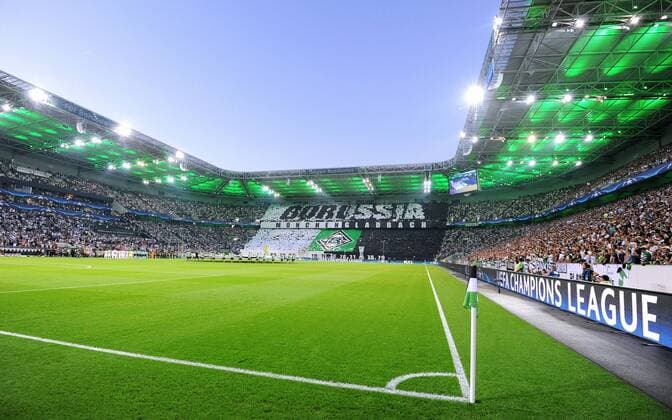 Fußball, CL Quali, Borussia Mönchengladbach - BSC Young Boys Fussball, Qualifikation zur UEFA Champions League, Herren, Saison 2016 2017, Rückspiel, Borussia Park Mönchengladbach, Bor. Mönchengladbach, BMG (schwarz) - Young Boy Bern (weiss); Künftig Champions League im Borussia Park. Feature, Symbol, Symbolbild, Bande.