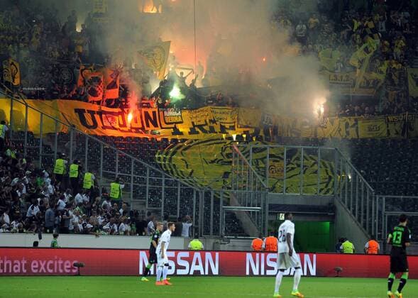 Championsleague Playoff Runde. Borussia Mönchengladbach - Young Boys Bern 24.08.2016. Bengalos im Fanblock der Young Boys aus Bern. HM