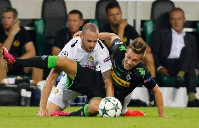 Moenchengladbach , Germany 24.08.2016, Champions League Qualifikation, Rueckspiel, Borussia Moenchengladbach - Young Boys Bern, Zweikampf Jan Lecjaks (Bern, L) gegen Patrick Herrmann (Moenchengladbach). ( DeFodi512