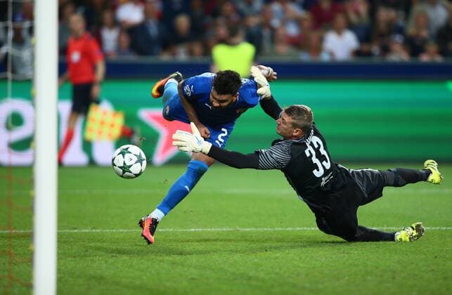 Bilder des Tages - SPORT SOCCER - UEFA CL quali, RBS vs Zagreb SALZBURG,AUSTRIA,24.AUG.16 - SOCCER - UEFA Champions League, Play-off qualification, Red Bull Salzburg vs GNK Dinamo Zagreb. Image shows El Arabi Hilal Soudani (Zagreb) and Alexander Walke (RBS). GEPAxpictures xFelixxRoittner