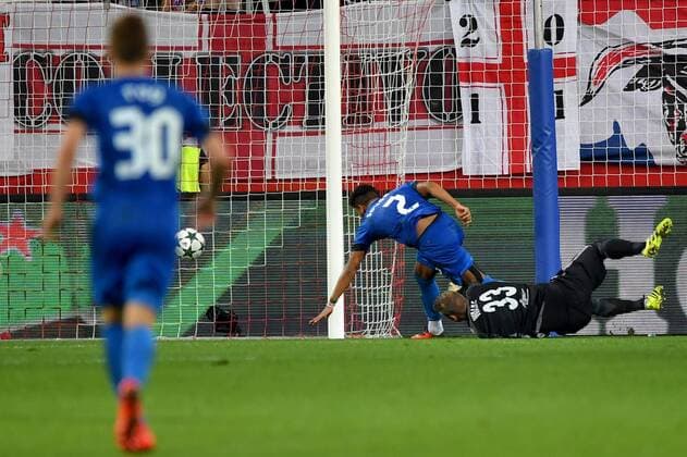 SOCCER - UEFA CL quali, RBS vs Zagreb SALZBURG,AUSTRIA,24.AUG.16 - SOCCER - UEFA Champions League, Play-off qualification, Red Bull Salzburg vs GNK Dinamo Zagreb. Image shows El Arabi Hilal Soudani (Zagreb) and Alexander Walke (RBS). Keywords: goal. GEPAxpictures xFlorianxErtl