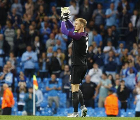 24.08.2016. Etihad Stadium, Manchester, England. Champions League Qualifying Football. Manchester City versus Steaua Bucharest. Manchester City keeper Joe Hart waves what might be a final farewell to the City crowd and players at the final whistle. xAlanxMartinx  ActionPlus11779759