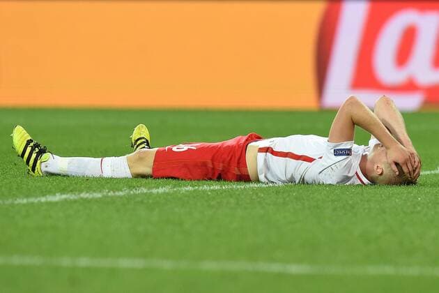Fußball Champions League Qualifikation FC Red Bull Salzburg - GNK Dinamo Zagreb am 24.08.2016 in der Red Bull Arena in Salzburg Martin Hinteregger ( Salzburg ) enttäuscht am Boden xRx