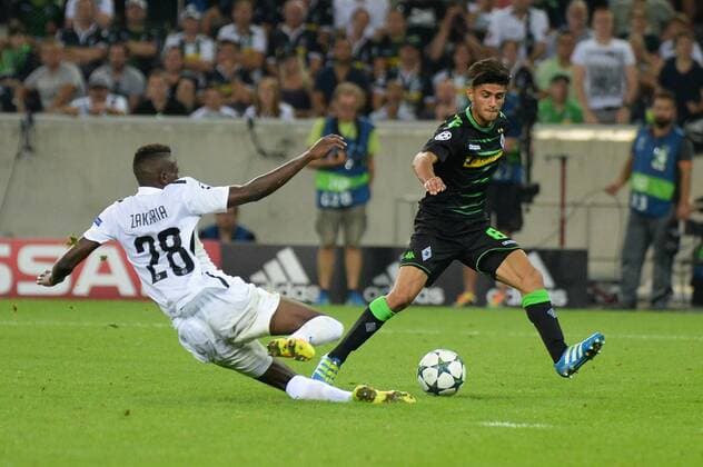 Grätsche von Denis Zakaria (BSC Young Boys) gegen Mahmoud Dahoud (Borussia Mönchengladbach) Mönchengladbach, Deutschland, 24.08.2016 - Fussball, UEFA Championsleague, Borussia Mönchengladbach - BSC Young Boys, Fussball, UEFA Championsleague, Borussia Mönchengladbach - BSC Young Boys, xklx