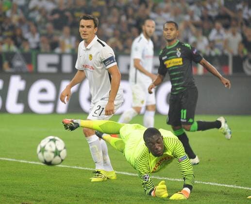 Championsleague Playoff Runde. Borussia Mönchengladbach - Young Boys Bern 24.08.2016. Mannschaftskapitän Steve van Bergen und tw. Yvon Mvogo (beide Bern) schauen dem Schuß von Raffael (BMG) hinterher. HM