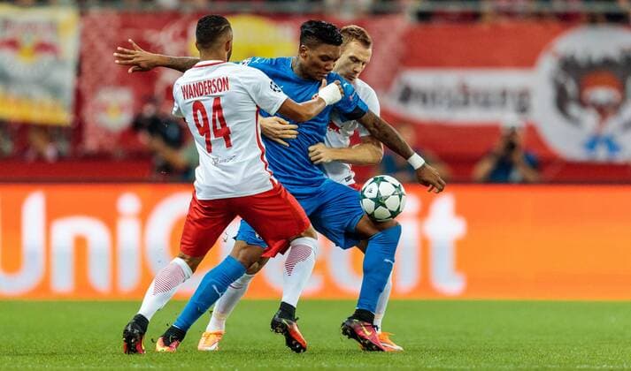 24.08.2016, Red Bull Arena, Salzburg, AUT, UEFA CL, FC Red Bull Salzburg vs Dinamo Zagreb, Play off, Rueckspiel, im Bild Maciel Wanderson (FC Red Bull Salzburg), Junior Fernandes (GNK Dinamo Zagreb), Christian Schwegler (FC Red Bull Salzburg) during the UEFA Championsleague Play off 2nd Leg Match between FC Red Bull Salzburg and Dinamo Zagreb at the Red Bull Arena in Salzburg, Austria on 2016 08 24. Salzburg EX_JFK