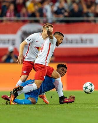 24.08.2016, Red Bull Arena, Salzburg, AUT, UEFA CL, FC Red Bull Salzburg vs Dinamo Zagreb, Play off, Rueckspiel, im Bild Christian Schwegler (FC Red Bull Salzburg), Maciel Wanderson (FC Red Bull Salzburg), Junior Fernandes (GNK Dinamo Zagreb) during the UEFA Championsleague Play off 2nd Leg Match between FC Red Bull Salzburg and Dinamo Zagreb at the Red Bull Arena in Salzburg, Austria on 2016 08 24. Salzburg EX_JFK