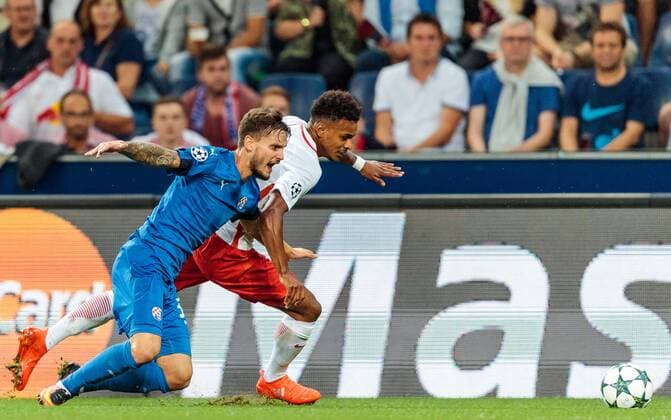 24.08.2016, Red Bull Arena, Salzburg, AUT, UEFA CL, FC Red Bull Salzburg vs Dinamo Zagreb, Play off, Rueckspiel, im Bild Petar Stojanovic (GNK Dinamo Zagreb), Valentino Lazaro (FC Red Bull Salzburg) during the UEFA Championsleague Play off 2nd Leg Match between FC Red Bull Salzburg and Dinamo Zagreb at the Red Bull Arena in Salzburg, Austria on 2016 08 24. Salzburg EX_JFK