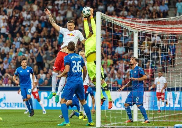 24.08.2016, Red Bull Arena, Salzburg, AUT, UEFA CL, FC Red Bull Salzburg vs Dinamo Zagreb, Play off, Rueckspiel, im Bild Duje Caleta-Car (FC Red Bull Salzburg), Eduardo (GNK Dinamo Zagreb) during the UEFA Championsleague Play off 2nd Leg Match between FC Red Bull Salzburg and Dinamo Zagreb at the Red Bull Arena in Salzburg, Austria on 2016 08 24. Salzburg EX_JFK